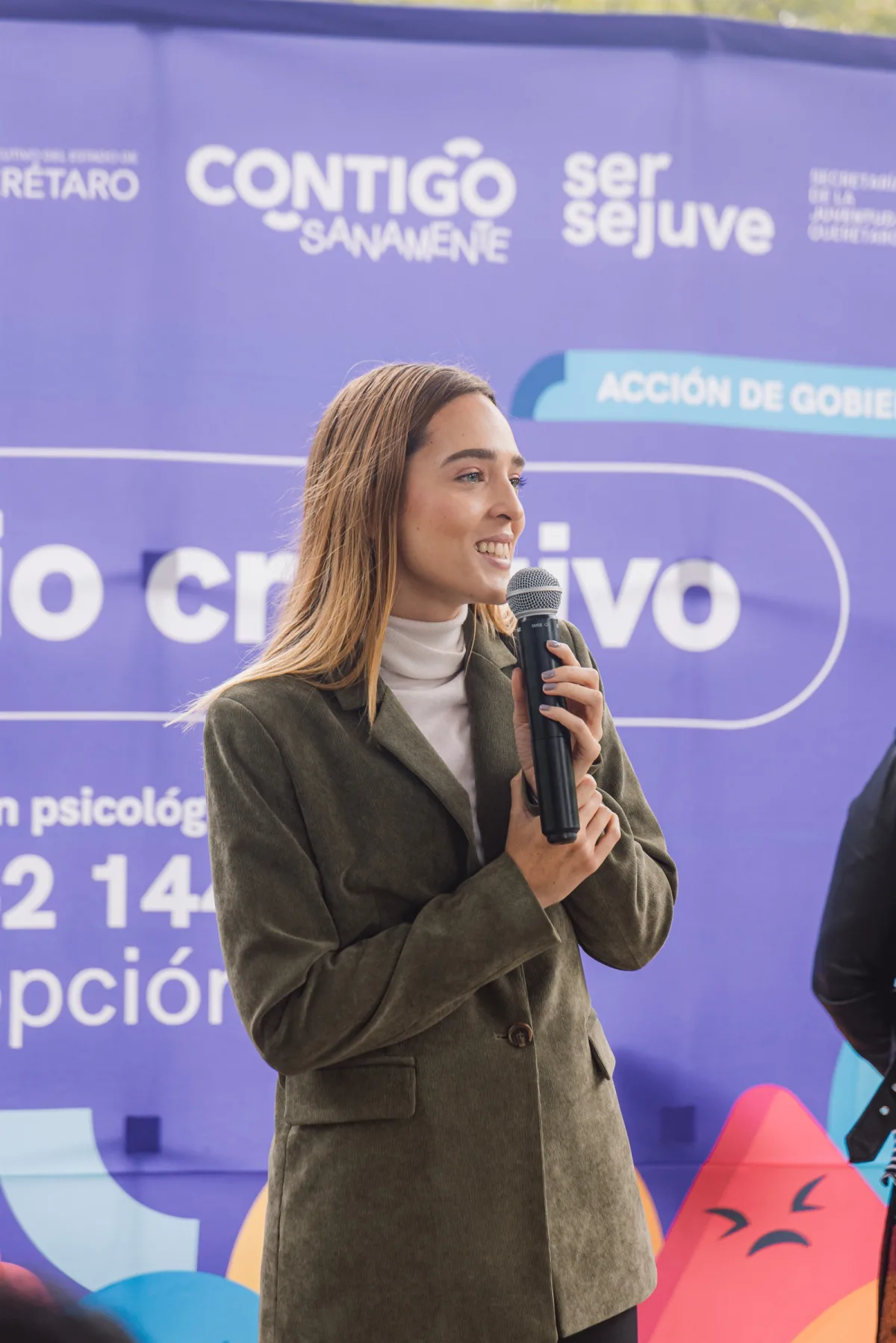 Virginia Hernández Vázquez, titular de la SEJUVE, habla durante el conversatorio “Lo que nos sostiene”, realizado para promover el bienestar emocional y la salud mental de jóvenes de Querétaro.