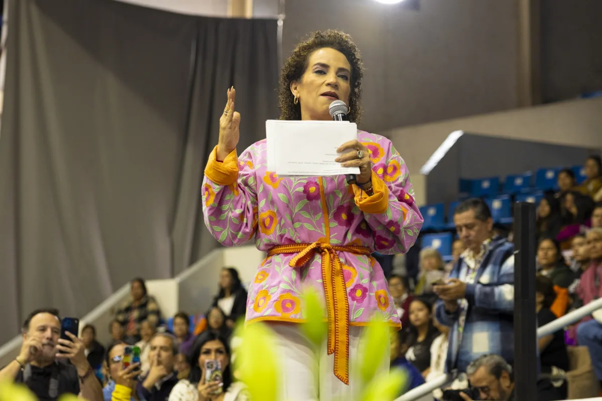 Una participante dirige un mensaje durante el 10.º Congreso de la Mujer del CEFIM, realizado en el CECUCO de San Juan del Río para fortalecer la formación y las redes de apoyo entre mujeres.