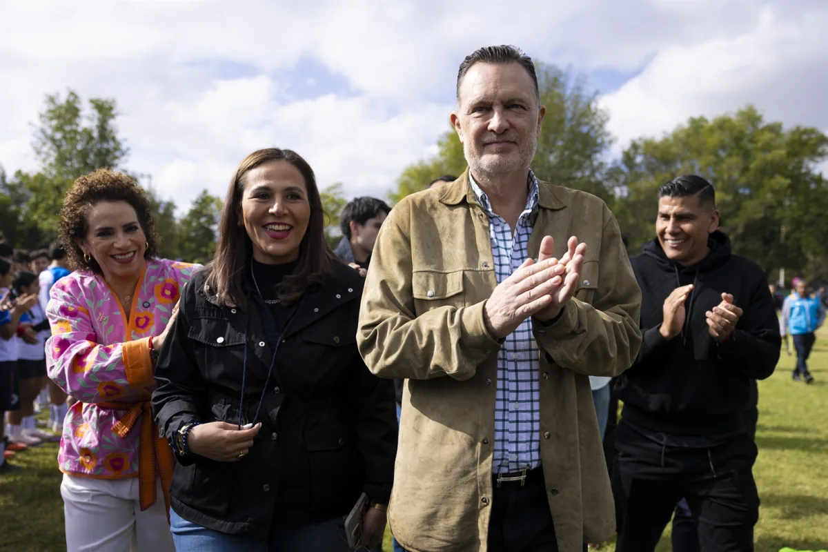 Mauricio Kuri, Iridia Salazar y Carlos Salcido durante el arranque de la segunda Clínica de Fútbol INDEREQ, en la Unidad Deportiva Norte de San Juan del Río.