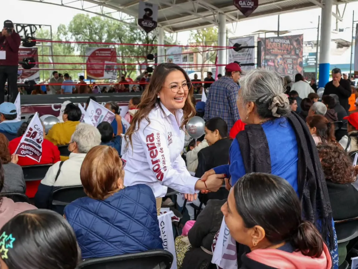 Claudia Díaz Gayou saluda a una asistente durante su segundo informe legislativo en San José el Alto, donde reunió a más de 500 personas y destacó su trabajo comunitario.