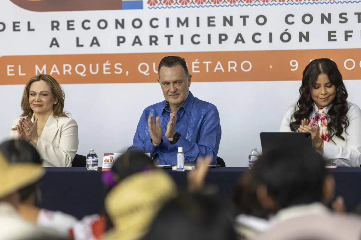 Mauricio Kuri, al centro, aplaude durante la inauguración del XI Coloquio sobre Pueblos y Comunidades Originarias, celebrado en el Palacio Municipal de El Marqués.